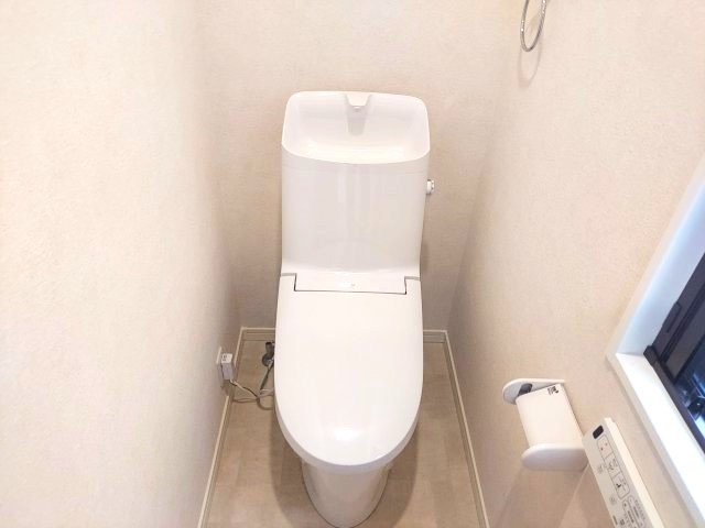 宝塚市山本南2丁目一戸建のトイレ|2階トイレ　温水洗浄便座付き