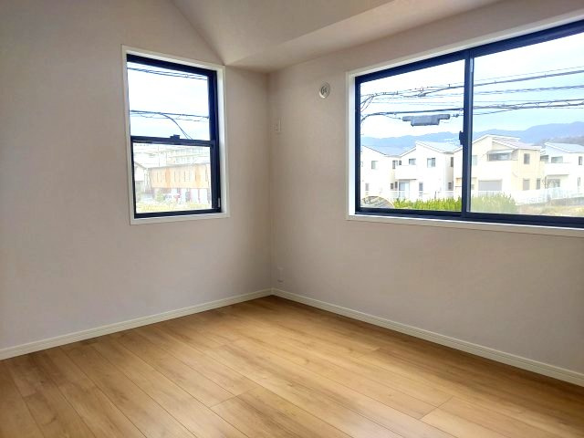 宝塚市山本南2丁目一戸建の洋室|2階北側洋室約6帖
