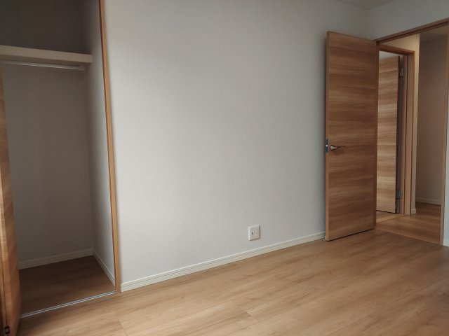 宝塚市山本南2丁目一戸建の洋室|2階中洋室約６帖