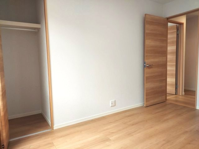 宝塚市山本南2丁目一戸建の洋室|2階中洋室約６帖