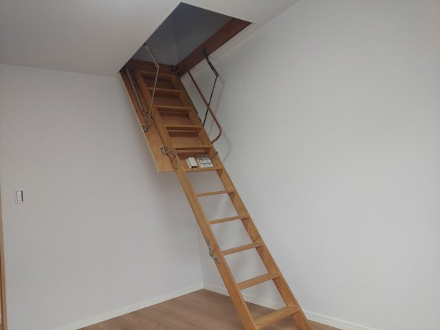 宝塚市山本南2丁目一戸建の収納|2階中洋室約6帖　屋根裏収納