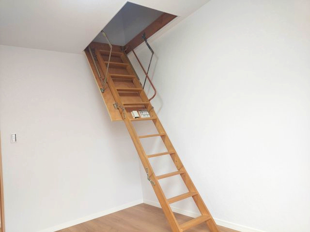 宝塚市山本南2丁目一戸建の収納|2階中洋室約6帖　屋根裏収納