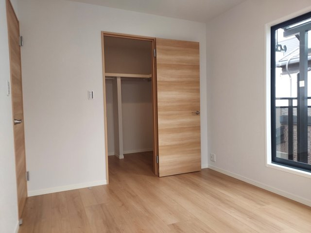 宝塚市山本南2丁目一戸建の洋室|2階南側洋室約6帖