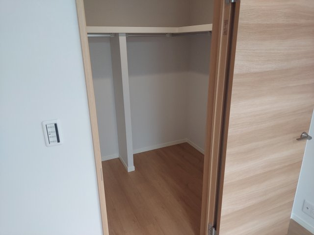 宝塚市山本南2丁目一戸建の収納|2階南側洋室約6帖　ウォークインクローゼット