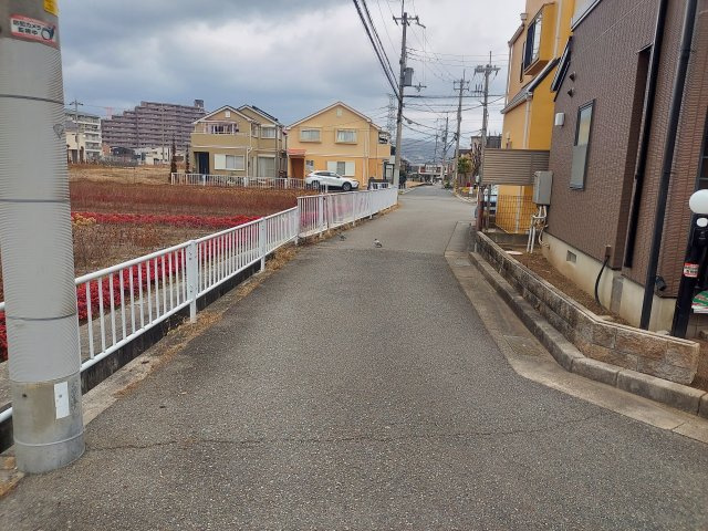 宝塚市山本南2丁目一戸建の前面道路含む現地写真|北側前面道路