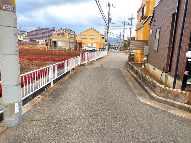 宝塚市山本南2丁目一戸建の前面道路含む現地写真|北側前面道路