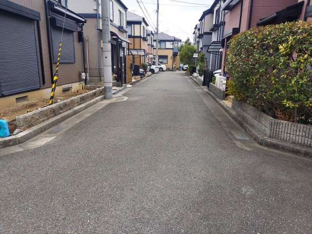 宝塚市山本南2丁目一戸建の前面道路含む現地写真|北西側前面道路