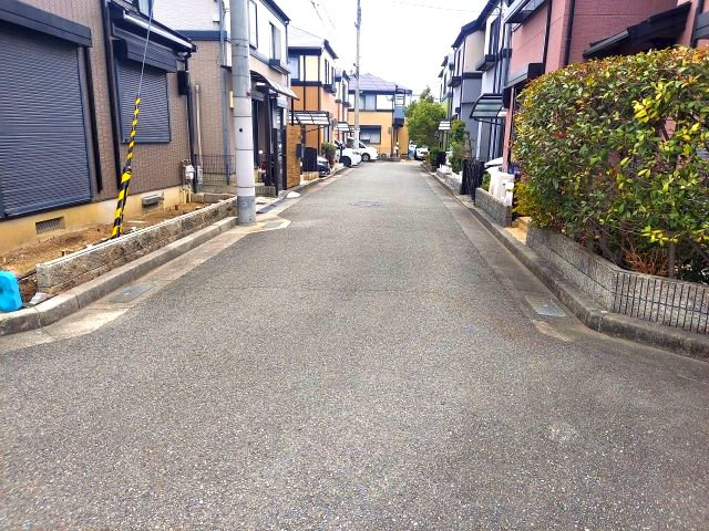 宝塚市山本南2丁目一戸建の前面道路含む現地写真|北西側前面道路