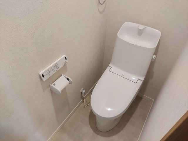 宝塚市山本南2丁目一戸建のトイレ|1階トイレ　温水洗浄便座付き