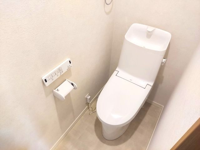 宝塚市山本南2丁目一戸建のトイレ|1階トイレ　温水洗浄便座付き