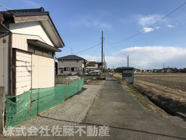 〈調整区域〉約58坪。住宅の建築に第43条1項の建築許可が必要ですの前面道路含む現地写真|南西側道路