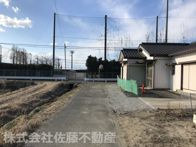 〈調整区域〉約58坪。住宅の建築に第43条1項の建築許可が必要ですの前面道路含む現地写真|南西側道路