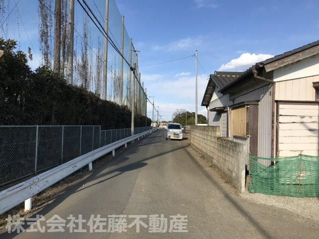 〈調整区域〉約58坪。住宅の建築に第43条1項の建築許可が必要ですの前面道路含む現地写真|北西側道路