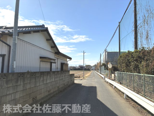 〈調整区域〉約58坪。住宅の建築に第43条1項の建築許可が必要ですの前面道路含む現地写真|北西側道路