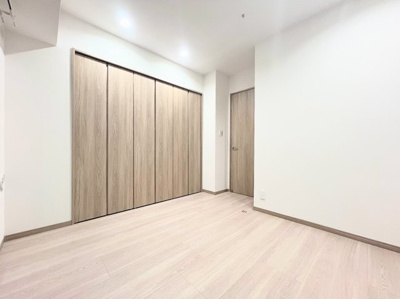 【洋室】 | グレイスたまプラーザⅡ | ◆室内はいつも明るい印象なので気持ちの良い朝を迎えられます。各部屋にはクローゼットを完備しており、収納が多いお家はすっきりして快適空間です。