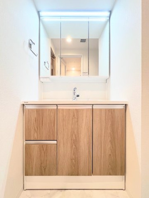 【独立洗面台】 | グレイスたまプラーザⅡ | ◆毎日使う場所だから、機能的で使いやすさに配慮したパウダールーム。すっきりと使えるように収納も豊富にご用意しています。