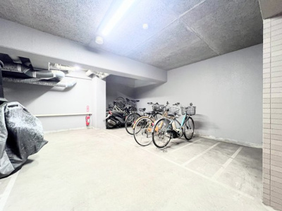 【駐輪場】 | グレイスたまプラーザⅡ | ◆その邸が魅せる、気品・上質・重厚感・極細やかさ、そのすべては訪れた者に安らぎと品性を与える特別な空間です。ここに住むからこそ意味がある。すべての（始まり）をここから迎えます。