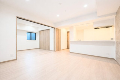 【居間・リビング】 | グレイスたまプラーザⅡ | ◆家族で食卓を囲むダイニングスペースと、ソファでゆったりくつろぐリビングスペースがしっかり区切られているので家具の配置や用途を使いわけしやすいです。