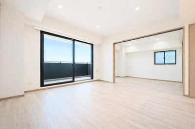 【居間・リビング】 | グレイスたまプラーザⅡ | ◆一家だんらんのスペースとなるＬＤＫ。窓から明るい光が差し込み、思わず家族の会話も弾む快適な空間。