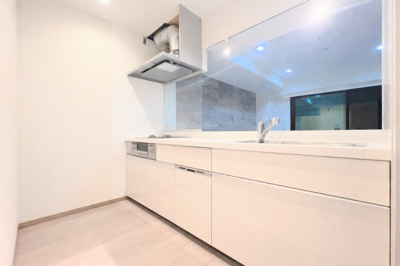 【キッチン】 | グレイスたまプラーザⅡ | ◆キッチンからダイニングやリビングが見渡せるキッチン。料理をしながら家族とコミュニケーションをとれるだけでなく、大きな開放感も得られることができます。