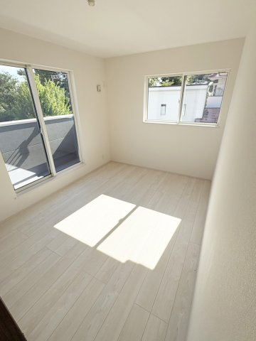 高槻市大和１丁目新築一戸建（1号地）の居間・リビング|洋室