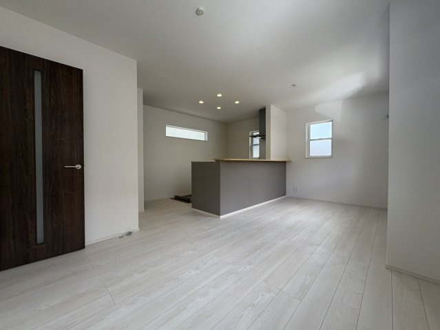 高槻市大和１丁目新築一戸建（1号地）の居間・リビング|ダイニングスペースと一体感のある、使い勝手の良いリビングです。