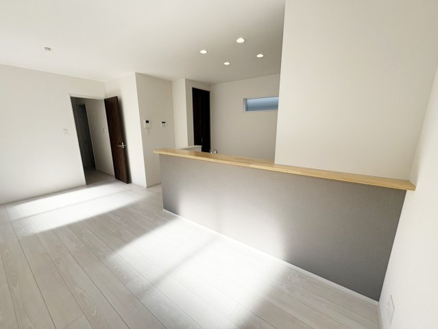 高槻市大和１丁目新築一戸建（1号地）の居間・リビング|ダイニングスペースと一体感のある、使い勝手の良いリビングです。