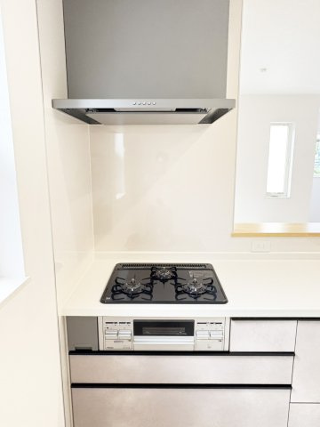 高槻市大和１丁目新築一戸建（2号地）のキッチン|3口コンロ付きシステムキッチンで同時調理もスムーズ。