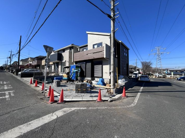 仲介手数料無料　入間市久保稲荷4丁目　新築戸建　全１棟の前面道路含む現地写真