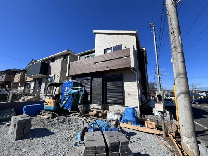 仲介手数料無料　入間市久保稲荷4丁目　新築戸建　全１棟の前面道路含む現地写真