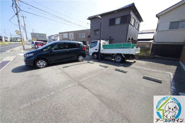 エイトピア八木の駐車場