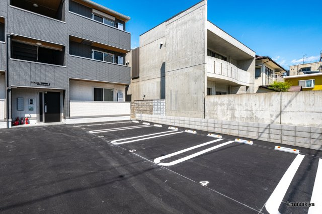 トリシア柳町の駐車場