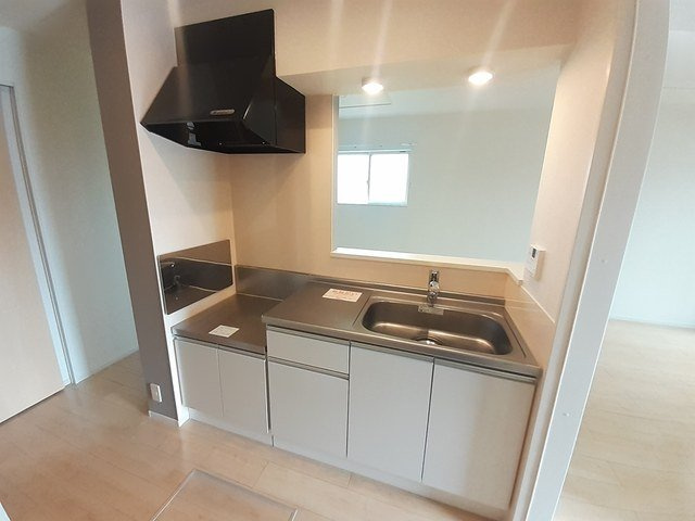 ノーヴァ　ＥＡＳＴのキッチン|コンパクトなキッチンで掃除もラクラク