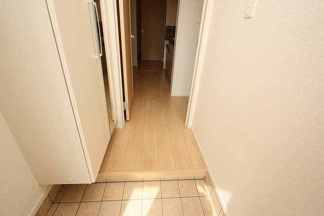 ノーヴァ　ＥＡＳＴの玄関|収納もある玄関です