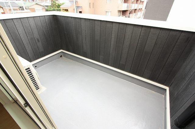 ウィステリア　ヴィラⅢのバルコニー|外からの目が気にならないバルコニーで洗濯物が干せます