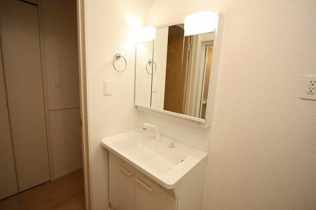 ウィステリア　ヴィラⅢの洗面所|忙しい朝には欠かせない洗面所です