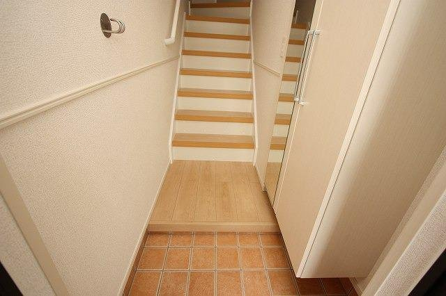 ウィステリア　ヴィラⅢの玄関|収納もある玄関です