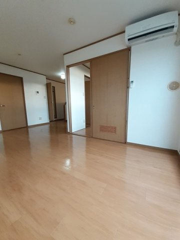 アヴニール鵜木Ⅲの居間・リビング|こちらのリビングで趣味の時間をお楽しみください