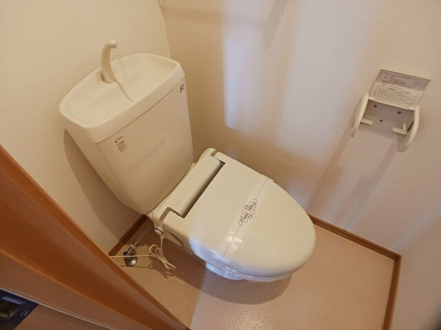 ひまわりハウス武井壱番館のトイレ|落ち着いた色調のトイレです