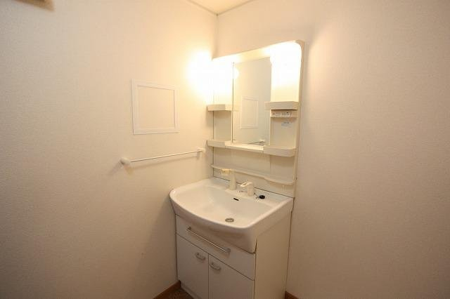 ビスターリア　Ｂの洗面所|スペースが確保できる洗面所です