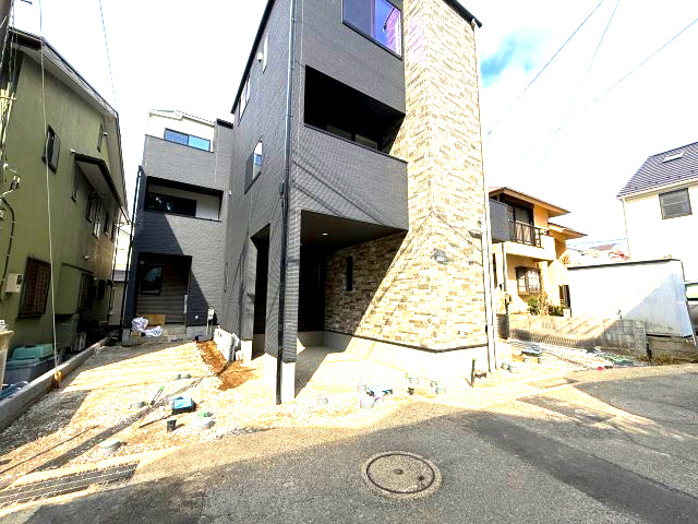 3階建　4LDK カースペース　駅まで平坦の外観|カースペース