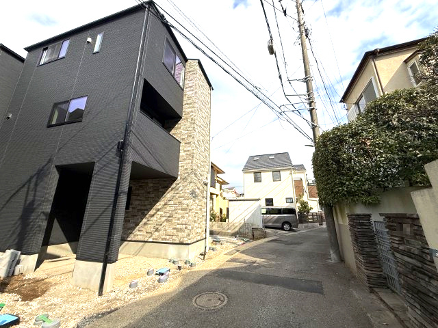 3階建　4LDK カースペース　駅まで平坦の周辺|住宅街