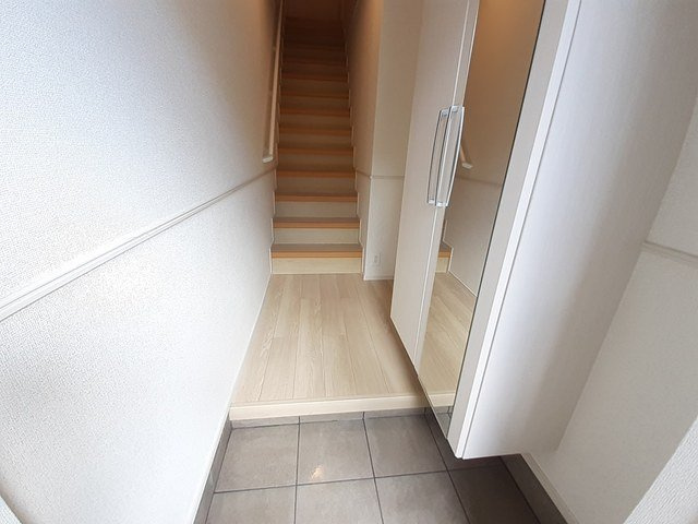 エクセラン　依井　Ｃの玄関|収納もある玄関です