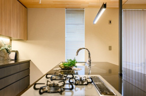 【キッチン】 | お手入れのしやすいガラストップコンロと、スタイリッシュな水栓を採用。作業スペースが広く、ご家族と一緒に料理を楽しめます。背面の収納棚も充実しており、調理器具や食器をすっきりと整理整頓できます♪