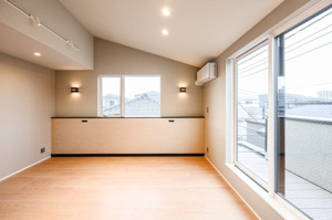 【洋室】 | 大きな窓からバルコニーへ繋がる開放感あふれるお部屋です。照明の配置にもこだわり、夜は落ち着いた雰囲気に。エアコン完備で季節を問わず快適に過ごせます。寝室や趣味の部屋など、多彩な用途で活躍します！