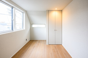 【洋室】 | 大きな窓からバルコニーへ繋がる開放感あふれるお部屋です。照明の配置にもこだわり、夜は落ち着いた雰囲気に。エアコン完備で季節を問わず快適に過ごせます。寝室や趣味の部屋など、多彩な用途で活躍します！