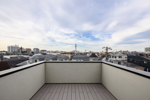 【バルコニー】 | 視界を遮るもののない、空を身近に感じるルーフバルコニー。椅子を置いて読書を楽しんだり、夕涼みをしたりと、プライベートな屋外空間を満喫できます。遠くまで見渡せる開放的な景色が、心にゆとりを与えます。