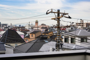 【前面道路含む現地写真】 | 遠くに山々を望む、開放感たっぷりのパノラマビュー。夕暮れ時には刻一刻と変化する空の色彩を眺めながら、一日の疲れを癒せます。遮るもののないこの景色は、日々の暮らしに心地よいリズムを刻んでくれます。