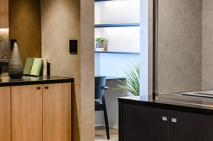 【内装】 | 玄関ホール横に設けられた機能的なデスクスペース。テレワークや趣味、お子様の学習スペースとして活用できます。すぐ横には収納も備わり、生活感を抑えつつ、必要なものがすぐ手に届く便利な設計です。