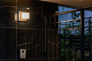 【玄関】 | 高級感のある大理石調の壁面に、モニター付きインターホンを設置。来客を事前に確認できるため、防犯面でも心強い仕様です。細部にまでこだわった素材選びが、住まい全体のクオリティを感じさせてくれます。